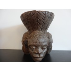Scrumiera sculptata in lemn de abanos, cu trei chipuri, origine africana